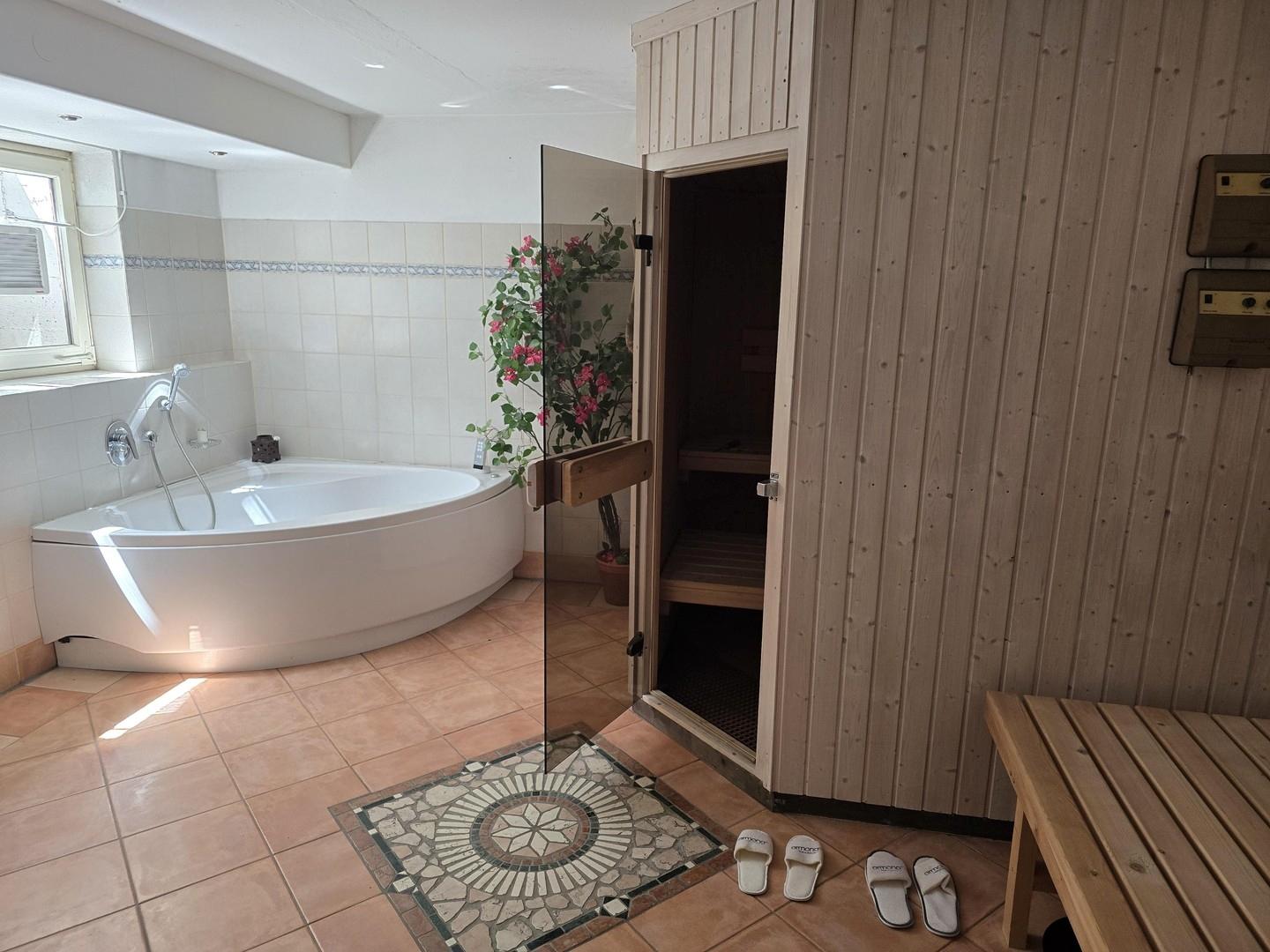 Sauna und Eckbadewanne