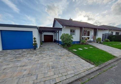 Hausvorderseite mit 2 Garagen