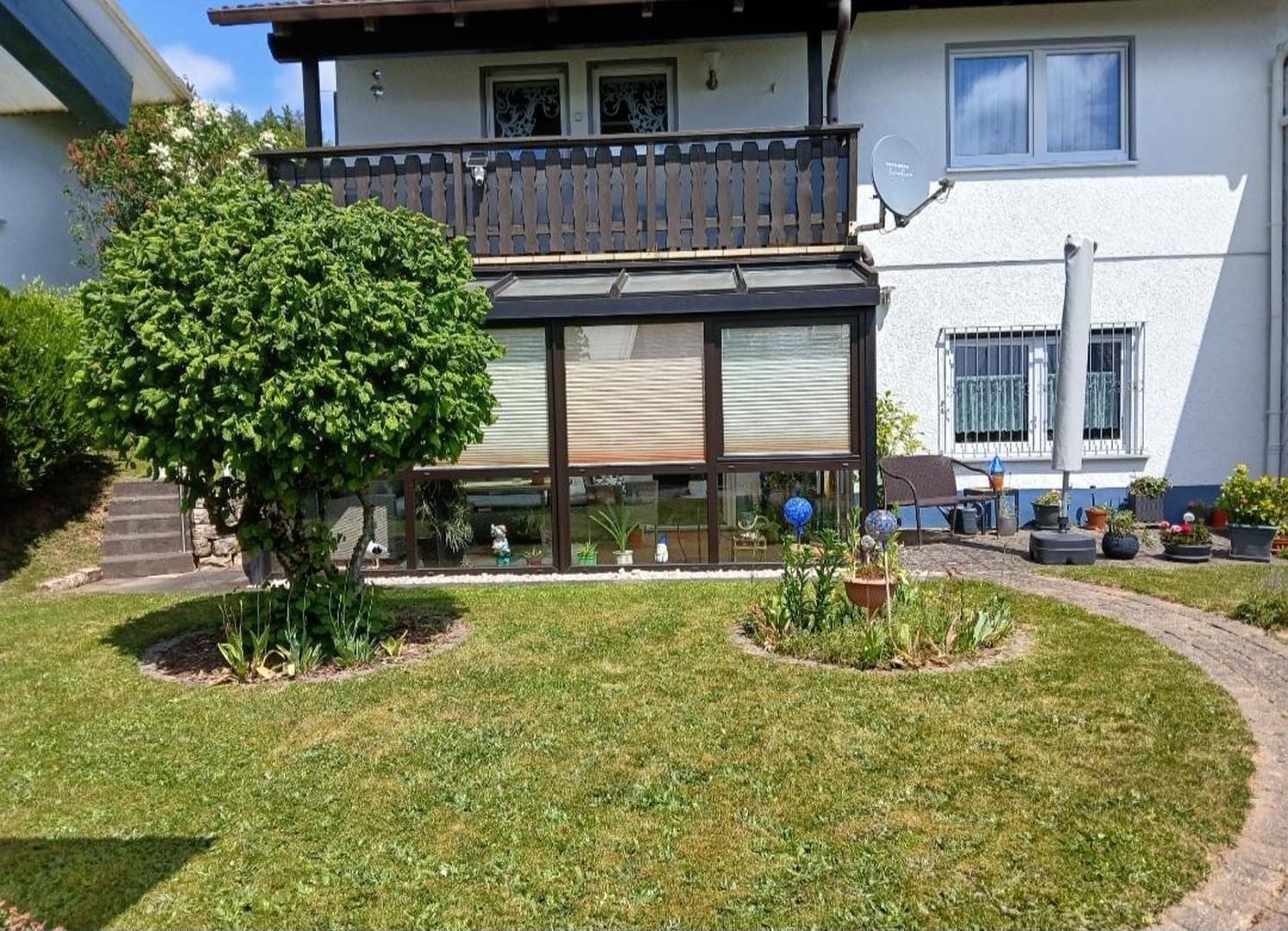 Südeite mit gepflegtem Garten