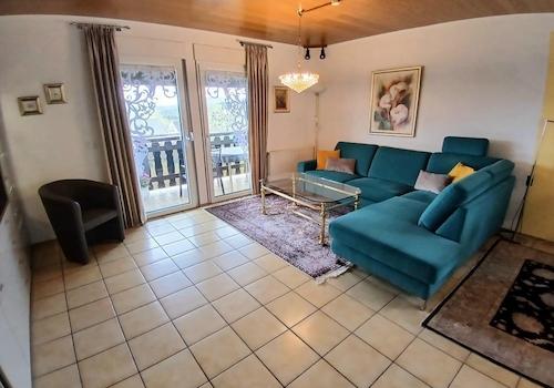 Wohnzimmer mit Balkon