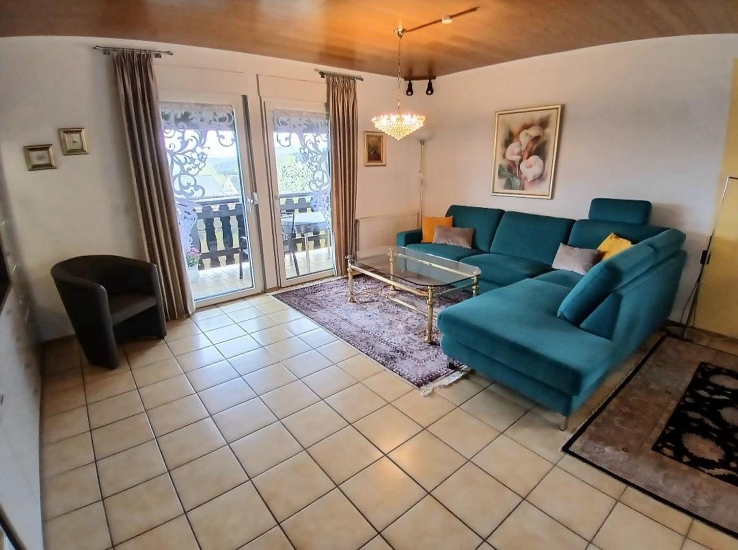 Wohnzimmer mit Balkon