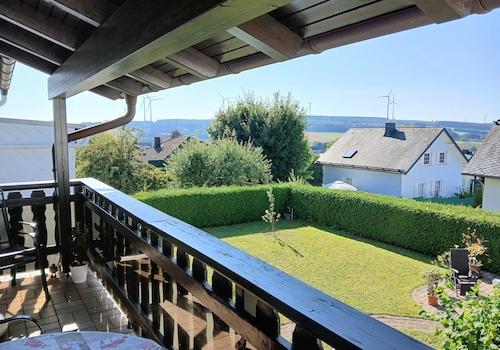 Balkon-Blick in den Garten