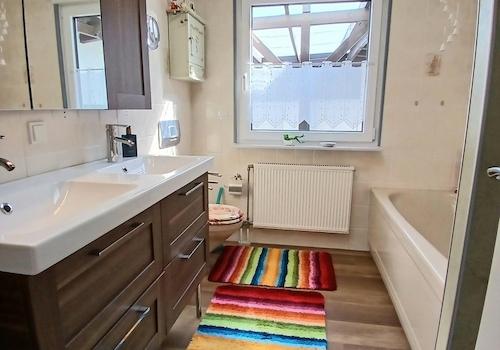 EG: Bad mit Wanne u. Dusche,WC
