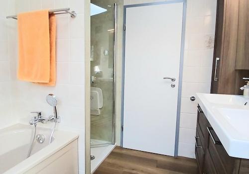 EG: Bad m. bodenebener  Dusche