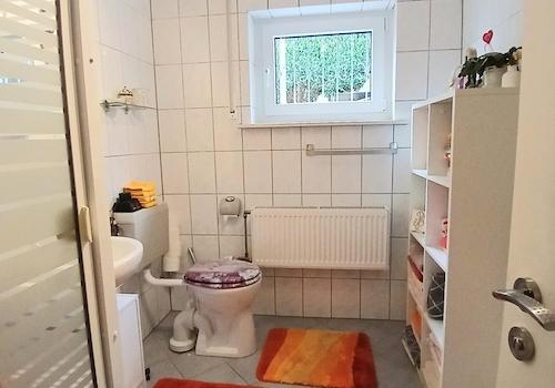 UG: 2. Bad mit Dusche, WC