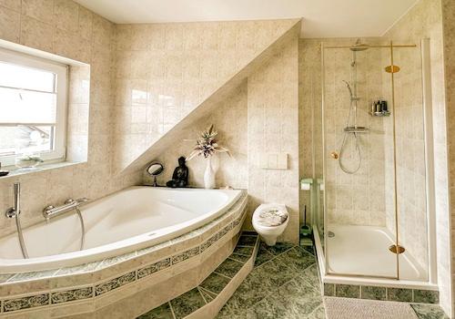 Wanne und Dusche
