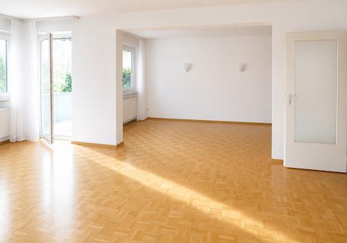 Wohnzimmer mit Blick zum Essbereich KI