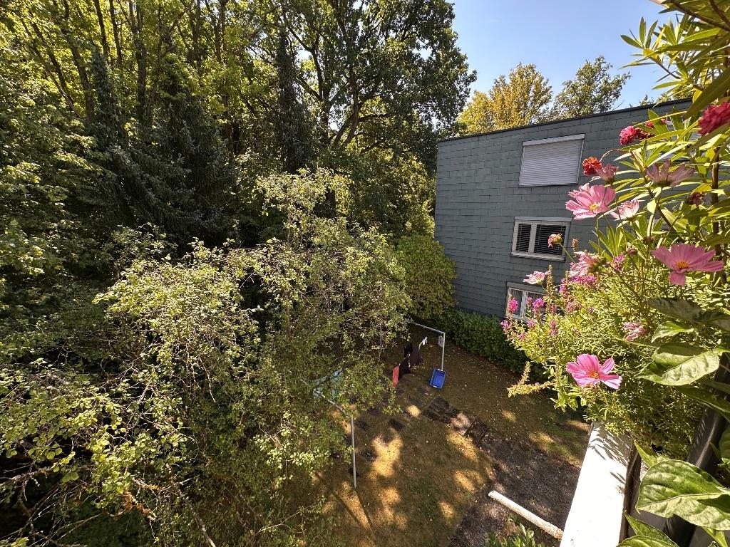 Balkon mit Blick in Grüne