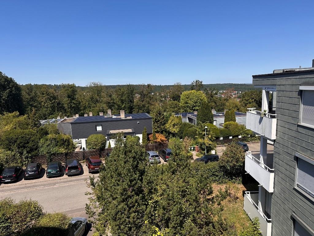 Kinderzimmer mit Blick aus dem Fenster