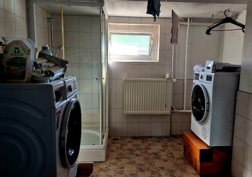 Hauswirtschaftsraum im Keller mit Dusche und Waschbecken