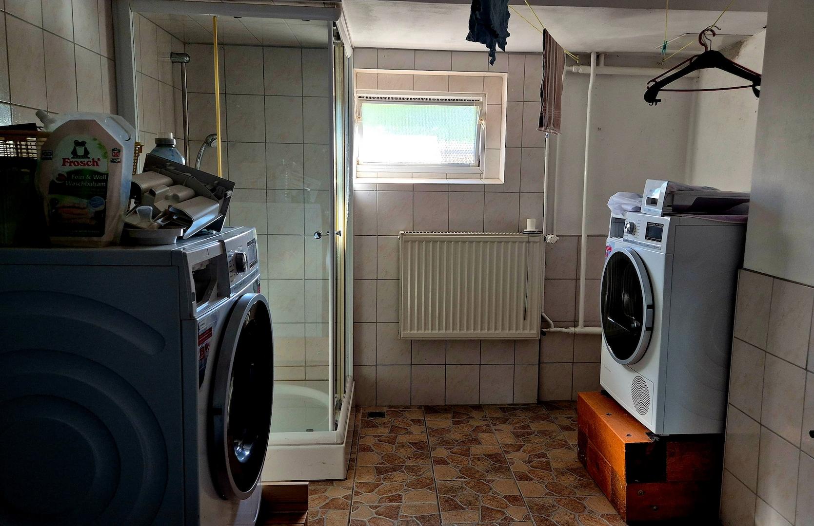 Hauswirtschaftsraum im Keller mit Dusche und Waschbecken