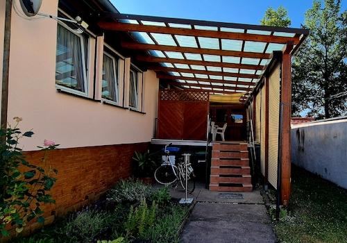 Rückseite vom Haus mit terrasse