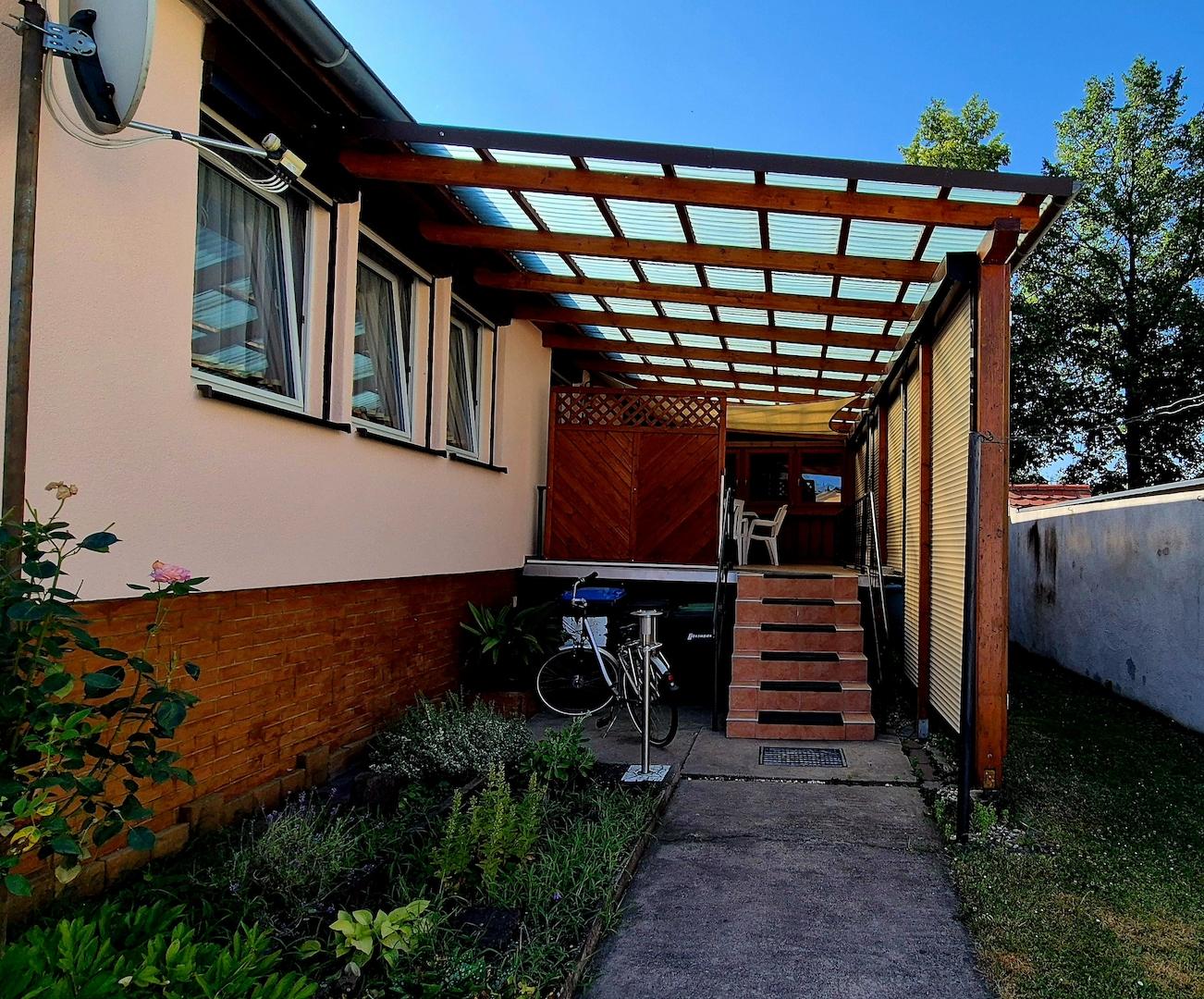 Rückseite vom Haus mit terrasse
