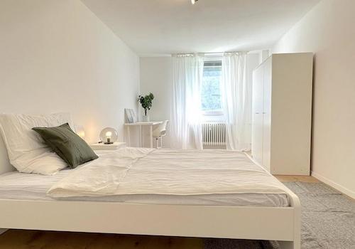 Zimmer mit Kleiderschrank