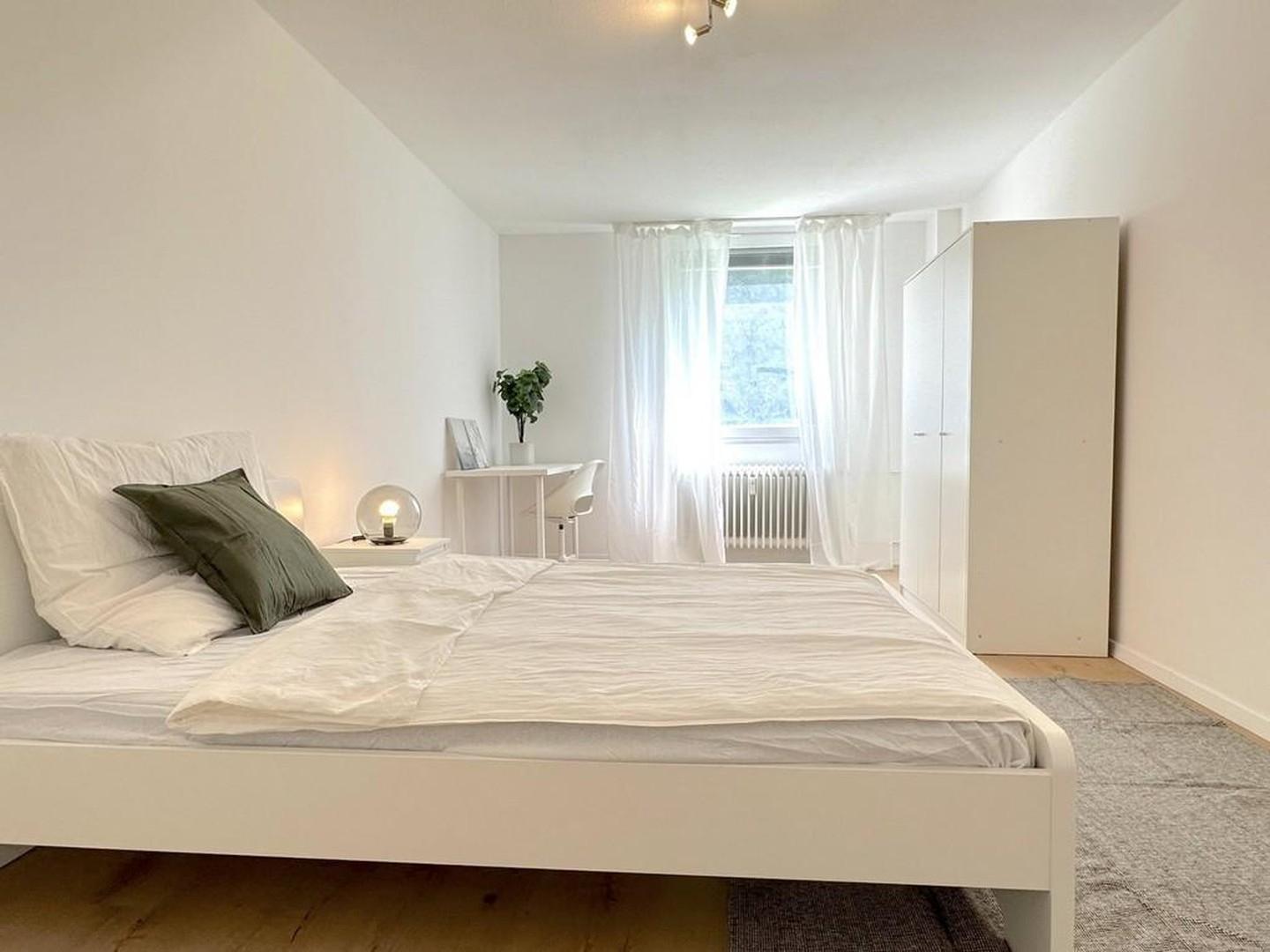 Zimmer mit Kleiderschrank