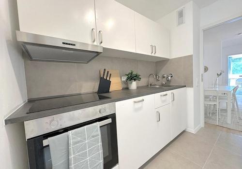 Küchenzeile mit Backofen
