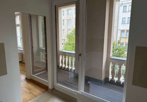 Blick auf Balkon von der Küche