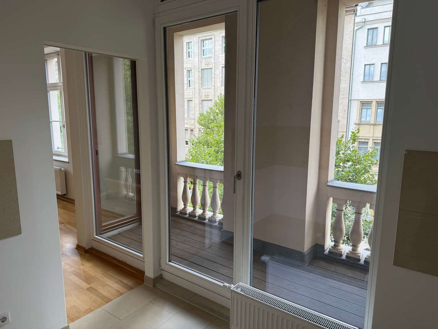 Blick auf Balkon von der Küche