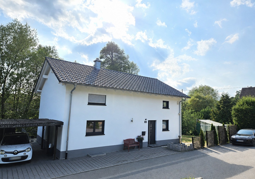 Außenansicht mit Doppelcarport