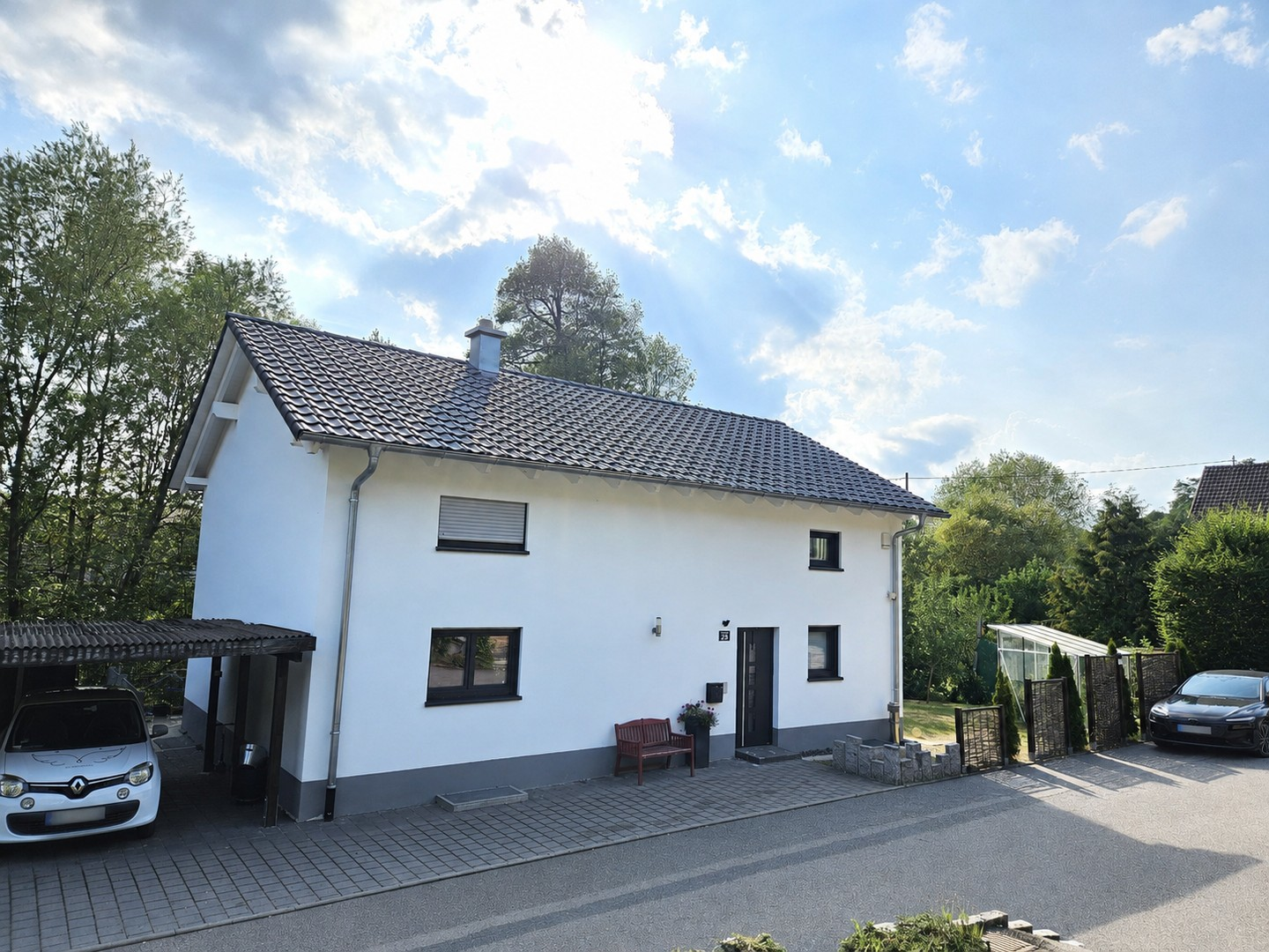 Außenansicht mit Doppelcarport
