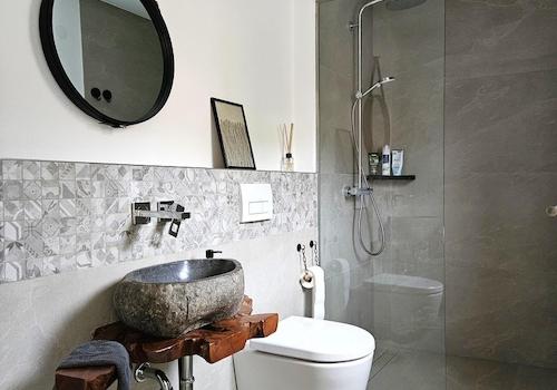 Gästebad mit Dusche (EG)