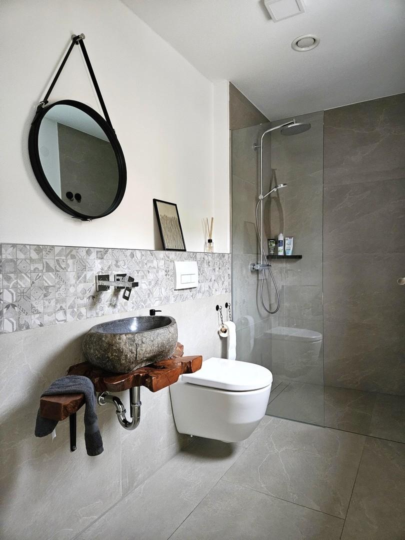 Gästebad mit Dusche (EG)