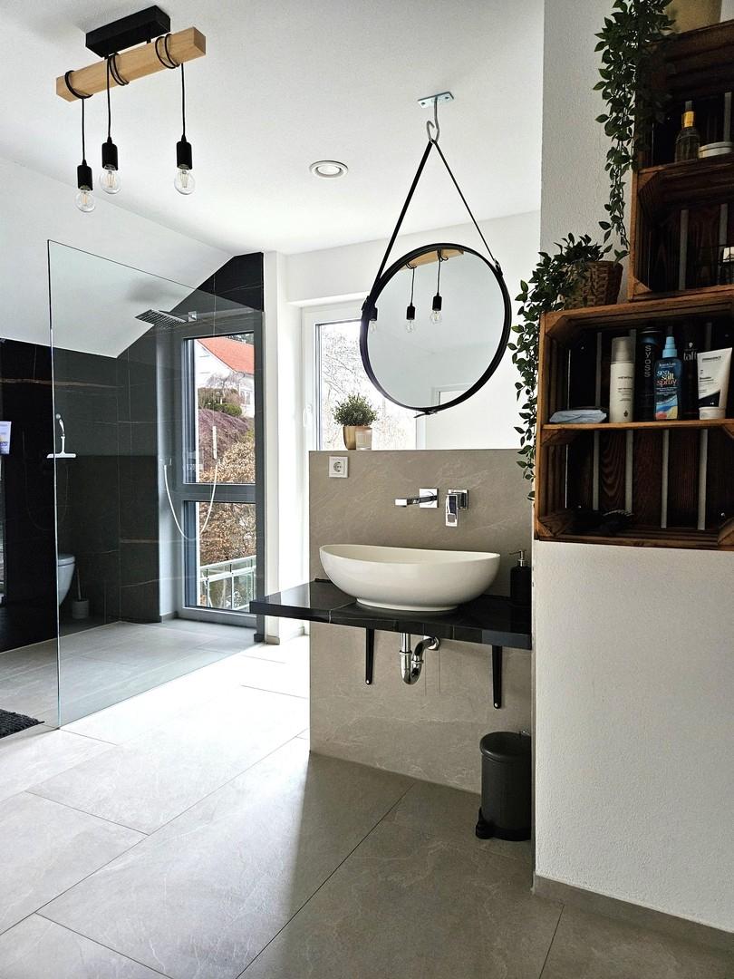 Hauptbad mit XXL-Dusche (DG)