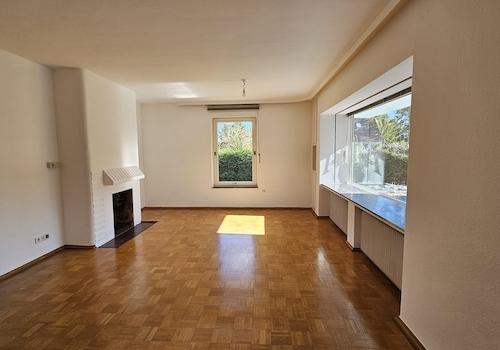 Wohnzimmer mit offenem Kamin