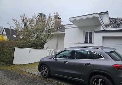 Eingang mit Stellplatz