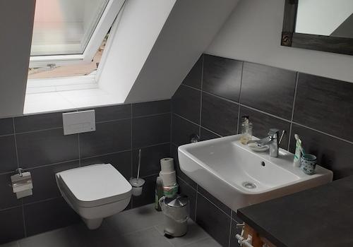 Badezimmer mit Fenster
