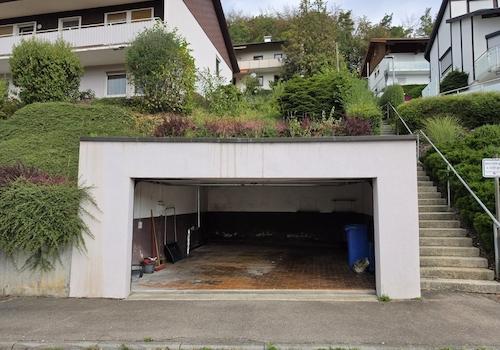 Doppelgarage auf Straßenebene