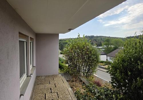 Beschädigte Platten und Balkon