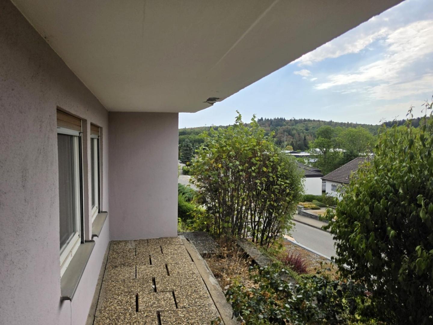 Beschädigte Platten und Balkon