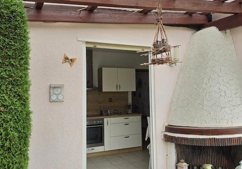 Seitenzugang Küche mit Kamin