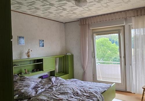 Schlafzimmer mit Balkonzugang