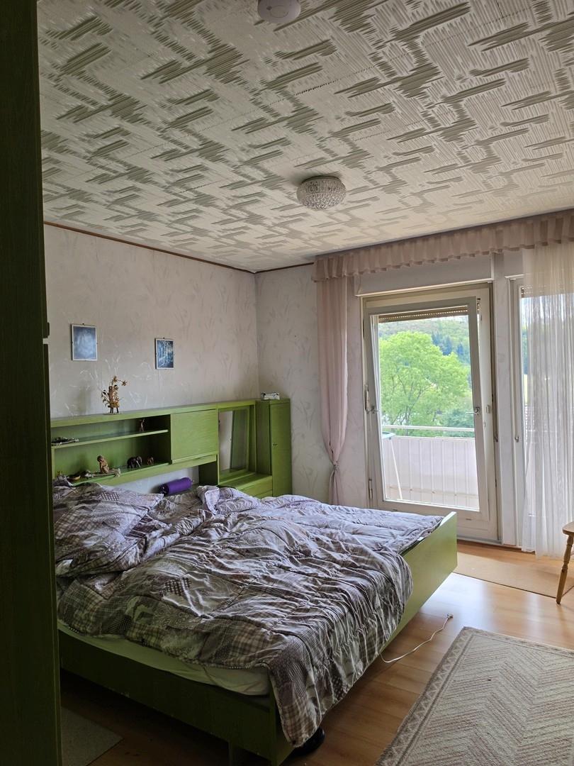 Schlafzimmer mit Balkonzugang