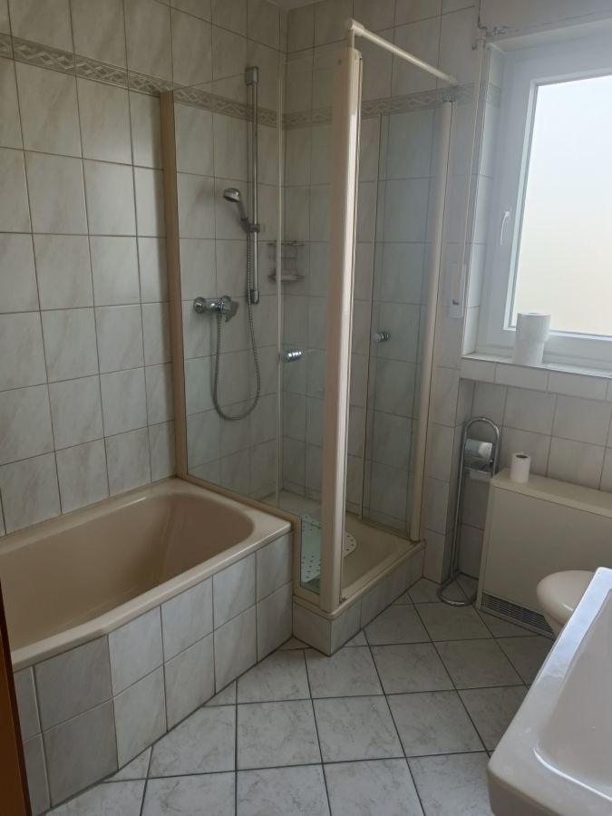 Bad mit Dusche und Badewanne
