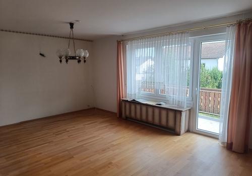 Wohnzimmer mit Zugang zum Balkon