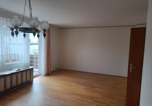Wohnzimmer mit Zugang zum Balkon