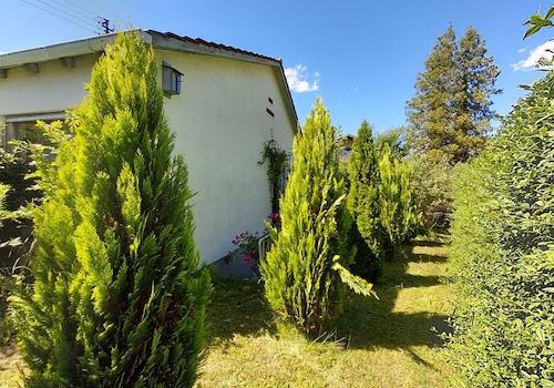 Blick vom herrlich großen Garten zum Haus Seitlich