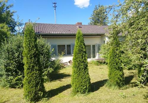 Blick vom herrlich großen Garten zum Haus Terrasse