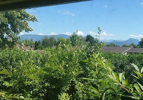 Blick vom Wohnzimmer in der Garten und die Berge