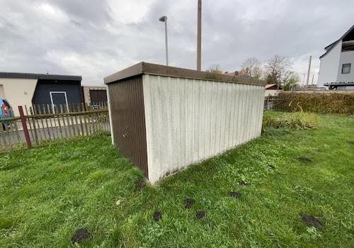 Garage im Gartengrundstück
