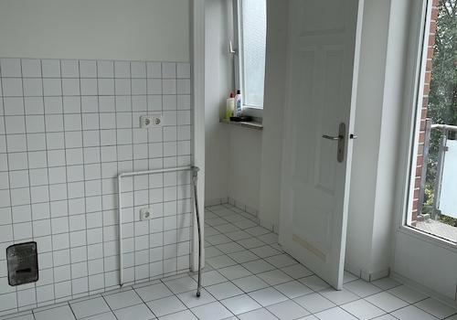 Küche mit Vorratskammer
