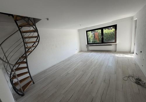 Wohnzimmer mit Wendeltreppe zu