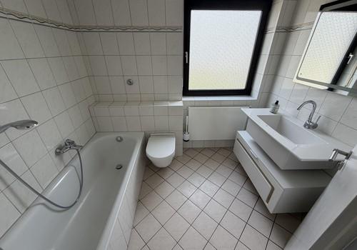 Bad mit Badewanne OG