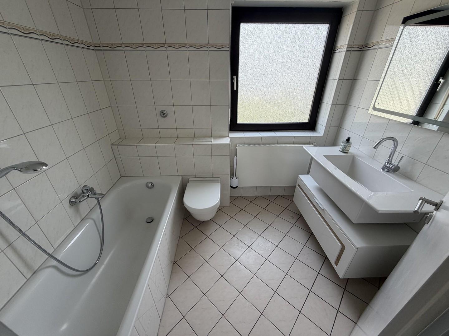 Bad mit Badewanne OG