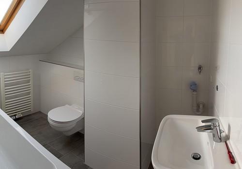 Bad mit Badewanne DG
