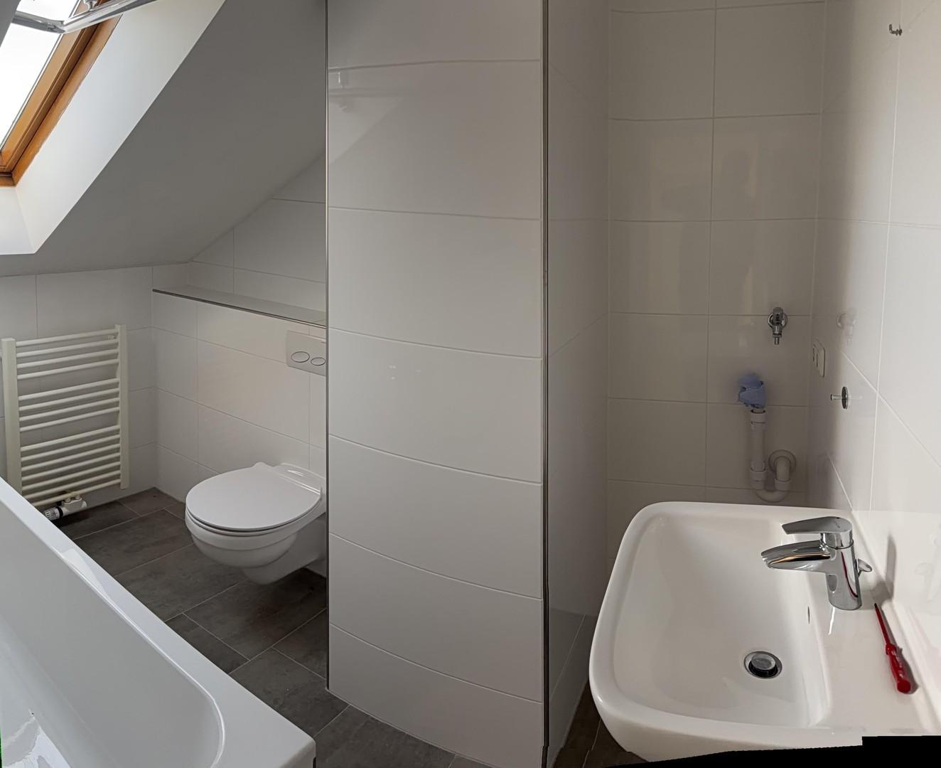 Bad mit Badewanne DG
