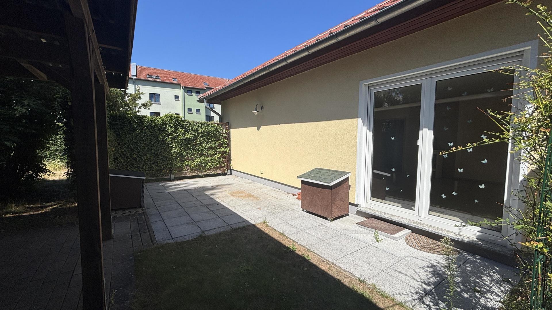 Terrasse u. überdachte Sitzecke
